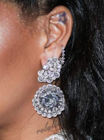Rihanna  portait aussi une paire de boucles d'oreille en diamant qui dévoile aussi un tatouage 