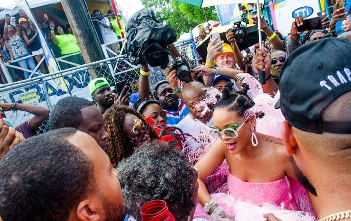 Rihanna, flamboyante au milieu de la foule
