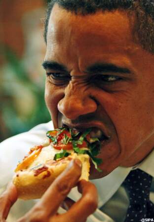 Barack Obama mange de la pizza