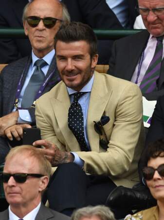 David Beckham toujours très élégant, coordonne les couleurs pour son costume à Wimbledon