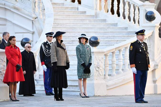 Stéphanie, Caroline et Albert II de Monaco dans la cour d'honneur du Palais princier 