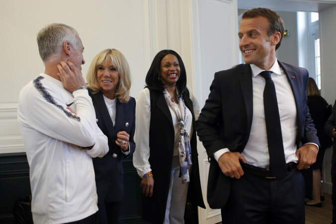 Brigitte Macron plaisante avec Dider Deschamps, le sélectionneur des Bleus et Laura Flessel