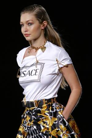 Gigi Hadid, défilé pour Versace avec un side-hair wet