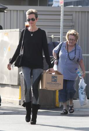 Laeticia Hallyday et sa grand-mère Mamie Rock en train de faire des emplettes à Los Angeles en 2011