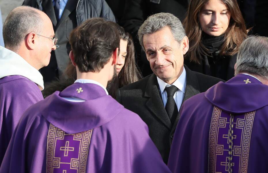 Nicolas Sarkozy salue les officiants à la sortie des obsèques de sa mère Andrée, le 18 décembre 2017