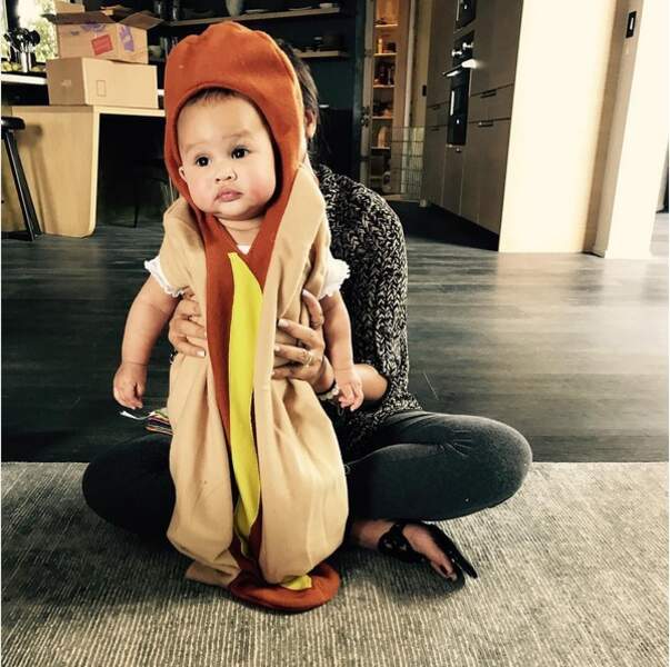 Luna, la fille de John Legend et de Chrissy Teigen est un adorable hot-dog