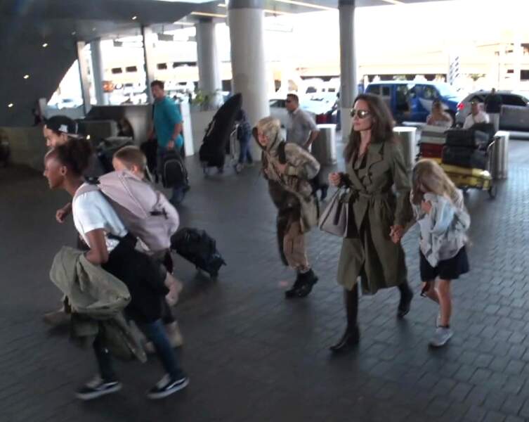 Angelina Jolie et ses six enfants à l'aéroport LAX de Los Angeles le 17 juin
