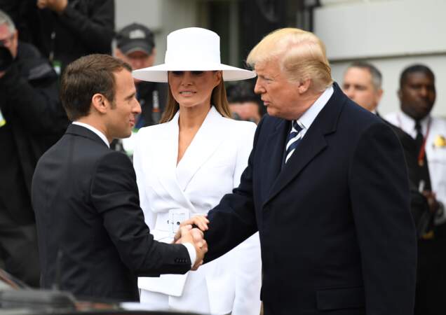 Chaleureuse poignée de main entre Emmanuel Macron et Donald Trump