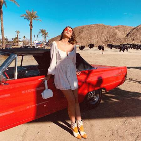 Robe blanche mini et boots western And Other Stories, le look printanier sexy de Camille Cerf à Coachella