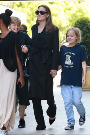 Angelina Jolie main dans la main avec la petite Vivienne