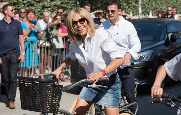 Brigitte Macron fait de la bicyclette dans les rues du Touquet, le 17 juin 2017