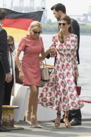 Brigitte Macron : sa robe Louis Vuitton rose cette fois mais coupe toujours droite et courte pour le G20 à Hambourg