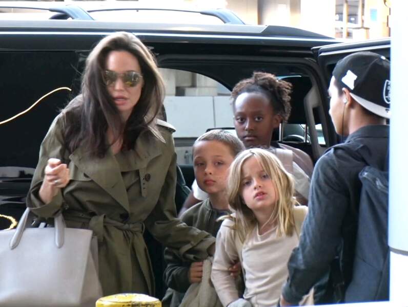 Angelina Jolie et ses six enfants à l'aéroport LAX de Los Angeles le 17 juin 