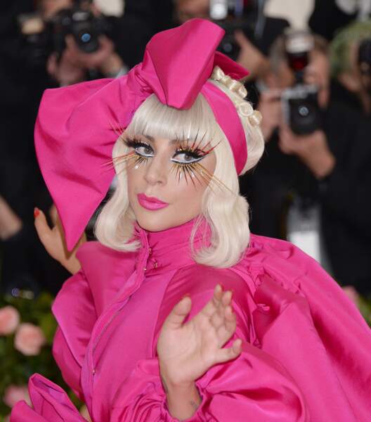 En plus de sa tenue, Lady Gaga arbore une paire de faux cils et un maquillage incroyables