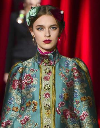La bouche rouge femme fatale et le regard souligné de khôl noir de Dolce & Gabbana
