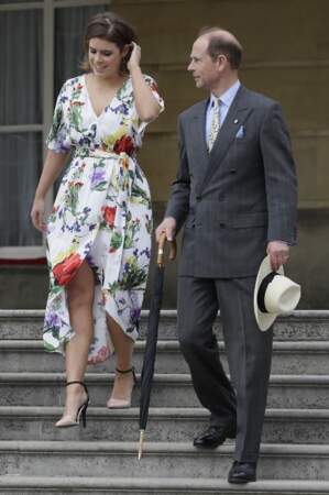 La princesse Eugenie, duchesse d'York, en robe printanière fleurie dans les jardins du palais de Buckingham.