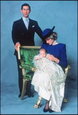 Le prince Charles, avec la princesse Lady Diana, lors du baptême d'Harry, en 1984.