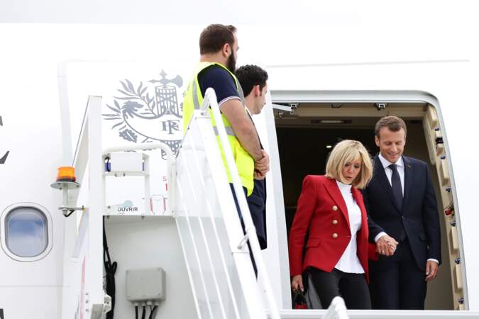 Brigitte Macron en veste rouge et top blanc fait honneur au drapeau canadien