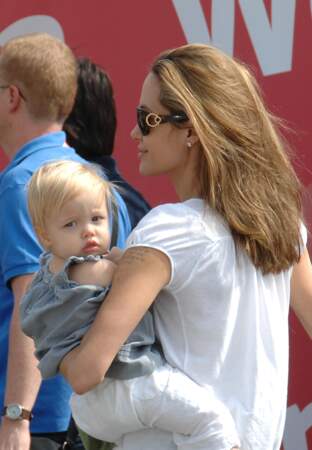 La petite Shiloh dans les bras de sa mère Angelina Jolie