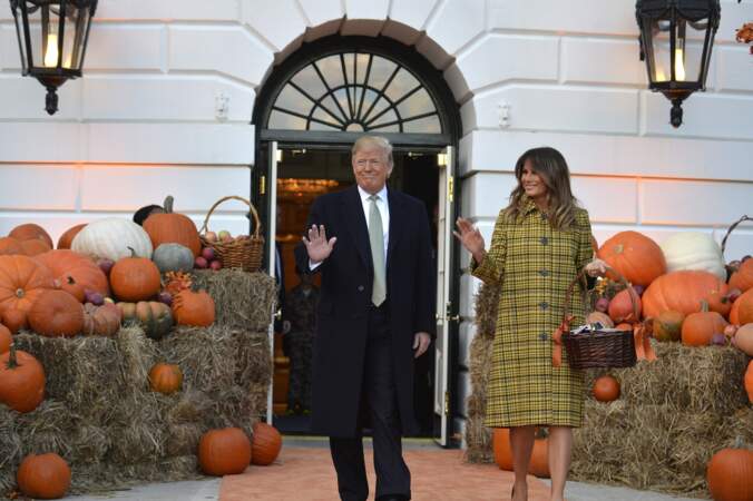 Donald et Melania Trump en manteau jaune à carreaux Bottega Veneta, à la Maison Blanche pour Halloween 2018