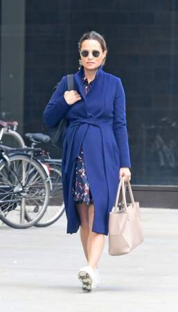 Pippa Middleton très enceinte et très chic en manteau bleu ceinturé, baskets Jimmy Choo et Ray-Ban