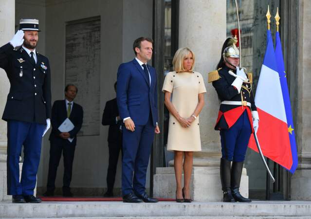 Brigitte Macron était très chic dans une robe beige droite