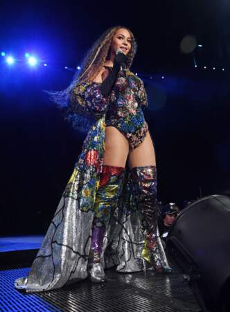 Beyonce hyper colorée dans une tenue Mary Katrantzou avec ses cheveux frisés