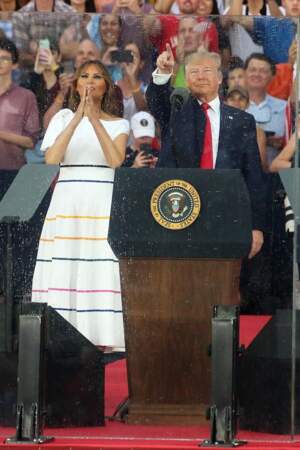 Melania Trump en robe estivale rayée signée Carolina Herrera lors la Fête Nationale le 4 juillet 2019.