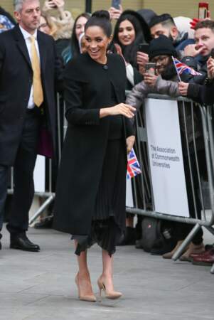 Pour sa rencontre avec les étudiants londoniens, Meghan Markle, enceinte, a recyclé son manteau Givenchy.