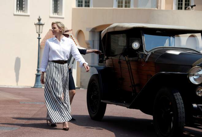 La princesse Charlène de Monaco férue d'automobiles, ravissante en jupe longue