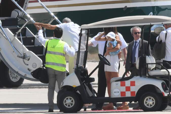 George Clooney, Amal et leur fille Ella quittent la Sardaigne et montent à bord de leur avion.