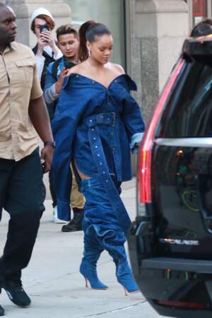 Rihanna se promène dans les rues de New York dans des cuissardes XXL en jeans, un style très pointu.