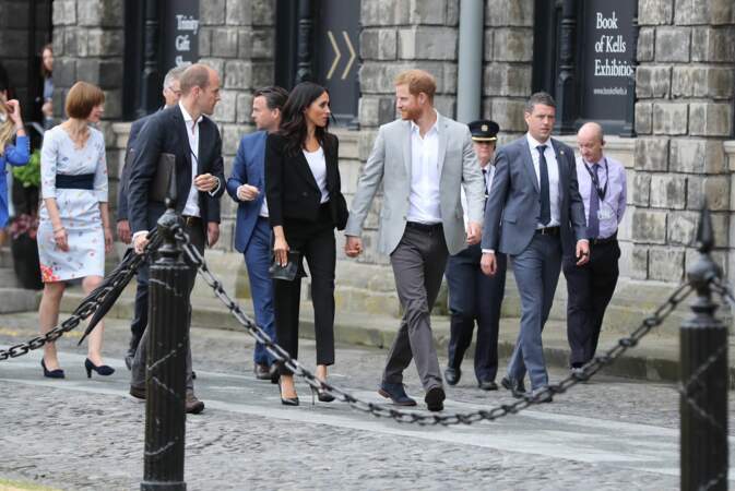 Tendres regards entre le prince Harry et Meghan Markle lors de leur voyage officiel à Dublin