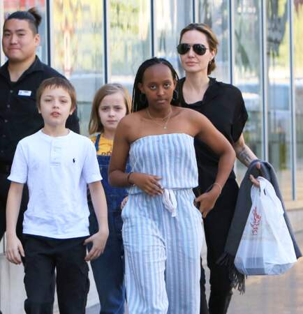 Angelina Jolie en ballade, le 27 janvier, avec trois de ses enfants à Los Angeles : Zahara, Knox et Vivienne