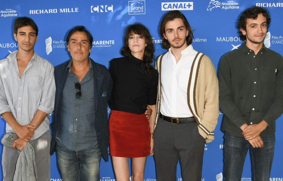 Charlotte Gainsbourg et Yvan Attal ont pris la pose aux côtés de leur fils Ben de Panayotis Pascot et Pablo Venzal