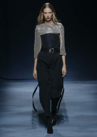 Tendance argent : la brillance argentée se fond à la sagesse d'un look androgyne chez Givenchy.