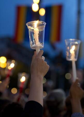L'une des centaines de bougies qui ont brillé en hommage aux victimes de la tuerie d'Orlando