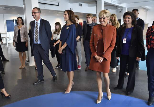 Brigitte Macron en perfecto tendance pour rencontrer les lycéens