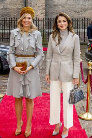 La reine Rania de Jordanie est elle aussi une grande fan du Peekaboo de Fendi en petit modèle