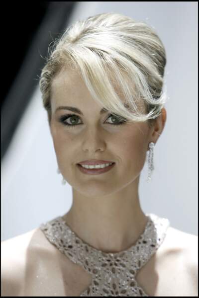 Pour l'élection de Miss France 2006, elle retrouve sa blondeur coiffée d'un chignon haut et d'une mèche sur le côté