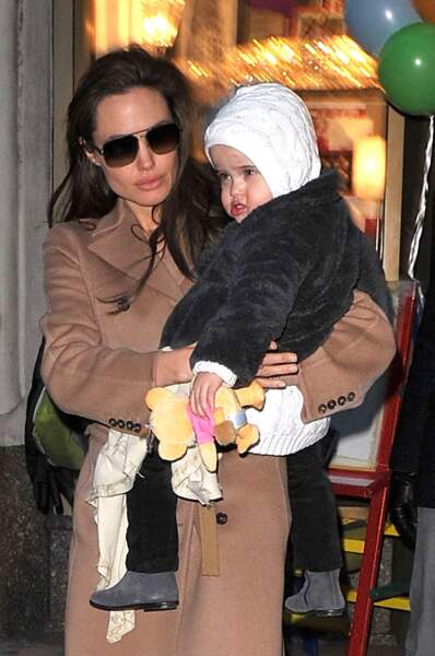 Vivienne, dans les bras de sa mère en décembre 2010, serait la plus "câline" des trois fillettes Jolie-Pitt.