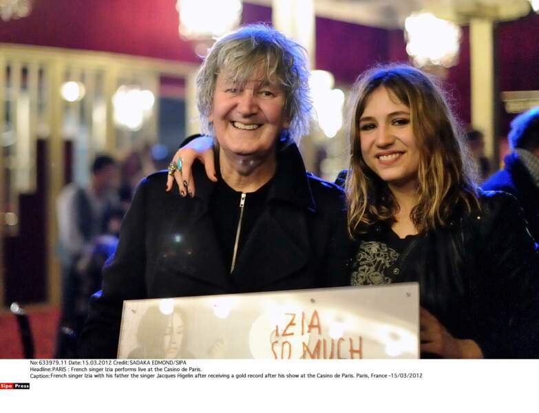 Izia Higelin pour la remise de son disque d'or en 2012 à Paris, accompagnée de son père Jacques