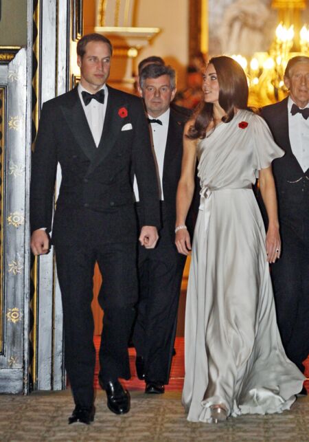 Kate née Middleton dans sa silhouette satinée argent Jenny Packham en novembre 2011