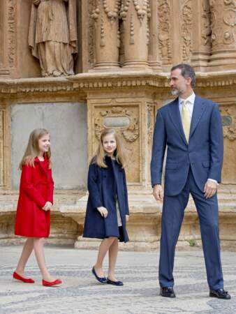 Le roi Felipe VI n'a pas manqué d'admirer ses filles sur le parvis.