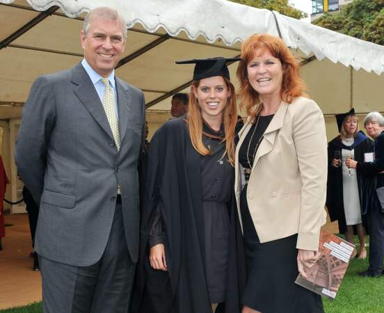 Beatrice d'York entourée de ses parents lors de la cérémonie de remise des diplômes au lycée Goldsmiths en 2011