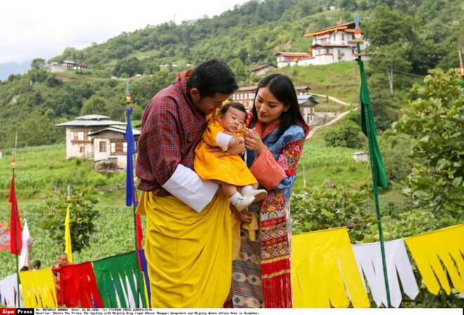 La famille royale du Bhoutan, en visite à Dungkar le 15 juin 2016