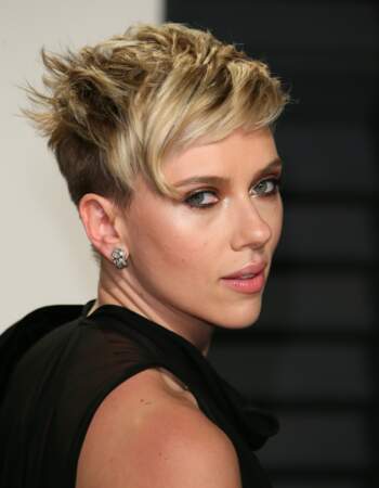 Scarlett Johansson, coupe courte garçonne rock
