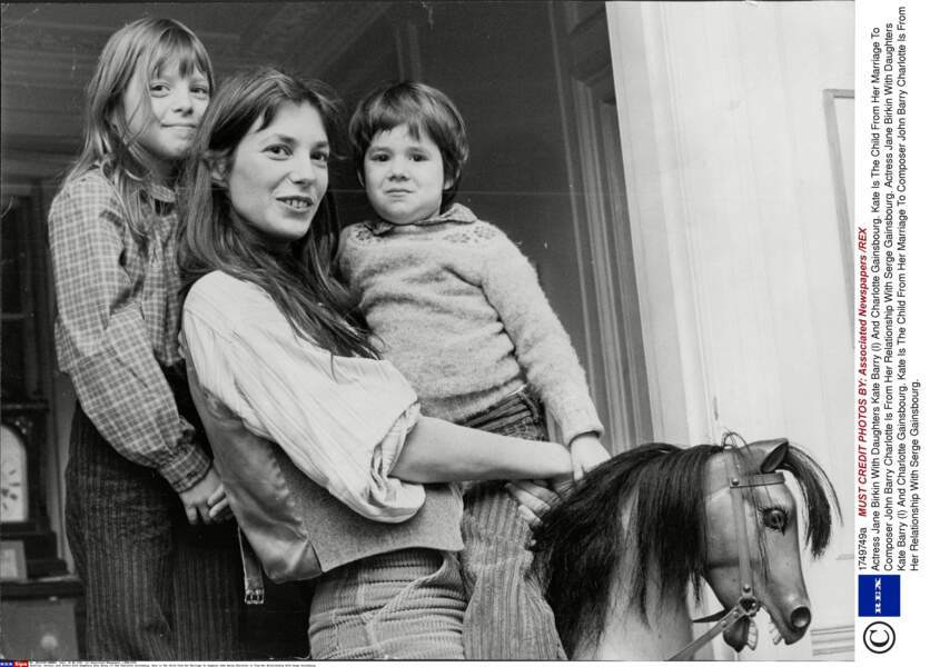 Jane Birkin avec ses filles Kate Barry et Charlotte Gainsbourg en 1976