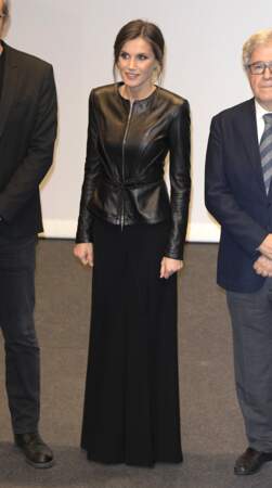 Letizia d'Espagne opte pour une veste en cuir ultra moulante et un pantalon palazzo Carolina Herrera.