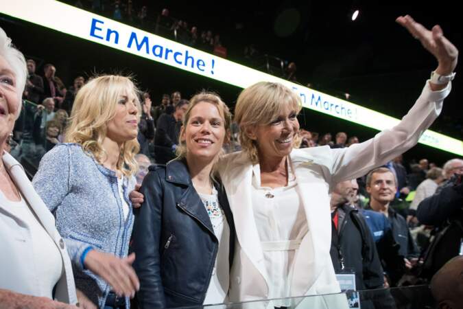 Line Renaud et Brigitte Trogneux (Macron) et ses filles Laurence et Tiphaine le 17 avril 2017 à Paris